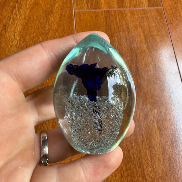 Vintage Mt St Helens Ash Glass Egg Paperweight Figurine Bubble Blue Flower Small - Picture 1 of 7